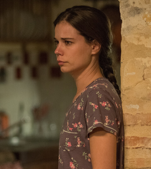 Laia Costa as Isabel.