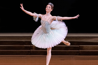 **RAYMONDA**  

Raymonda is a must-see of the Bolshoi, a work of living dance history. Being one of legendary choreographer Marius Petipa’s final works, he fully armed this ballet with beautiful court scenes, romantic corps de ballet dances, Hungarian czardas and a title role suited for the most outstanding ballerina.