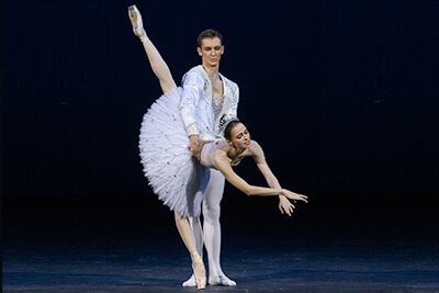 **JEWELS**  

Balanchine built an homage of captivating beauty to the three dance schools that had forged his style, each represented by a contrasting gemstone. Jewels offers a unique occasion to enjoy the genius of choreographer’s visually captivating work performed by some of the world’s most dazzling dancers.