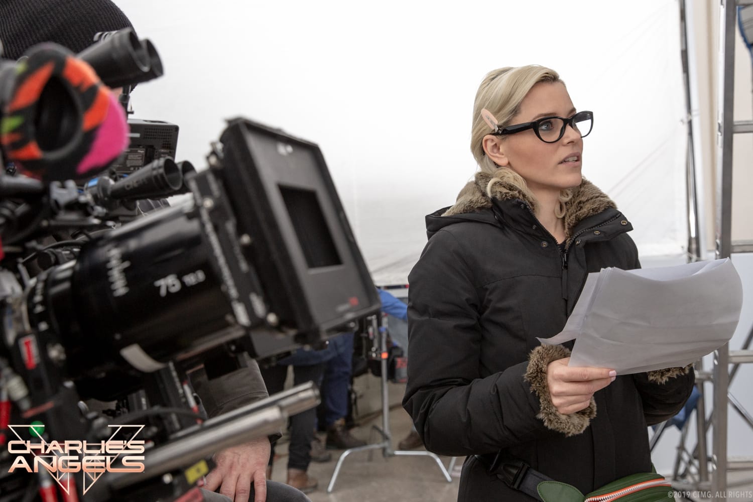 Elizabeth Banks behind the scenes in Charlie's Angels.